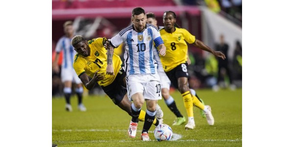 Bij het optreden van Messi rennen fans drie keer het stadion binnen om handtekeningen te vragen